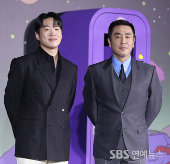 [E포토] 안재홍-류승룡, '닭강정'에 진심인 두 남자