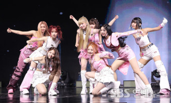 [E포토] 유니스, '사랑스러움이 가득 담긴 데뷔 무대'