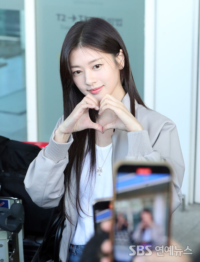 정소민, 구찌 포토콜 행사서 사랑스러운 하트 포즈 선보여 정소민, 러블리 이미지와 매력 발산