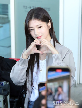 정소민, 구찌 포토콜 행사서 사랑스러운 하트 포즈 선보여 정소민, 러블리 이미지와 매력 발산
