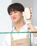 [E포토] NCT 마크, 오픈런 만드는 알바생