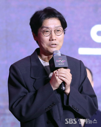 [E포토] '오징어 게임' 시즌3로 인사하는 황동혁 감독