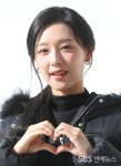 [E포토] 김지원, '추위를 녹이는 손하트'