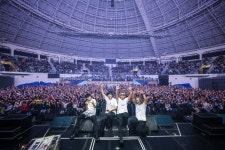 [공연] 붉은 조명 아래 터진 YB의 메탈… 30주년 콘서트로 증명한 생존력