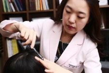 [장민기원장의 탈모관리이야기(102)] 늘어나는 젊은 남성탈모 환자, 원인 찾는 병원서 치료