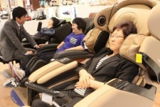 롯데百 광주점, 어버이날 안마의자 인기