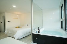 나인스파빌, 앞 제주바다, 뒤 한라산, 실외 수영장의 낭만까지