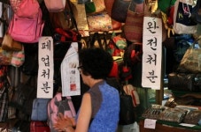 대형마트 1개 생길 때마다 동네슈퍼 22개 문 닫는다