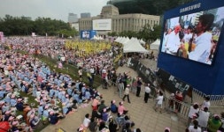 교황방문에 웃는 곳 따로 있네.. 편의점 매출 껑충..