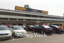 이마트, 김포공항서 볼 수 없게 된 사연