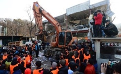‘구룡마을 철거 중단’ 강남구 “자치회관 내 양주·골프채·고급 도자기… 호화 별장 방불”