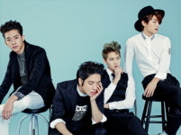 봄에는 씨엔블루처럼…더 클래스, 긱 시크 스타일 제안