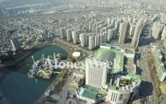 [MW사진] 롯데월드타워 100층 돌파, 70층에서 바라본 롯데월드 일대