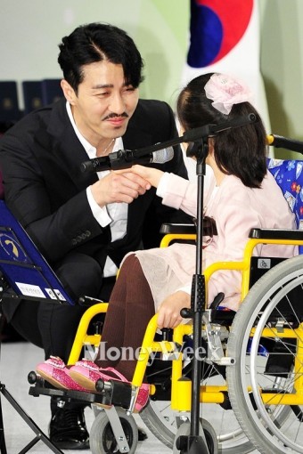 [MW사진] 장애인의 날 기념식, '눈높이 맞춘' 차승원
