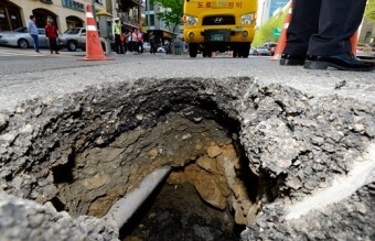 강남구 포스코 서울사옥 앞 싱크홀 발생… 인명피해는