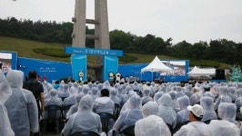 제35주년 5·18기념식 엄수… 최경환 총리대행 ‘임을 위한 행진곡’ 안 불러