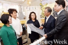 [MW사진] 문재인 대표, 명동상가 찾아 상인 격려