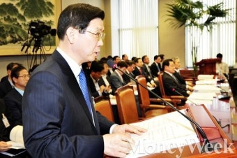 [MW사진] 박종준 청와대 차장, '전-현직 대통령 경호 업무 보고'