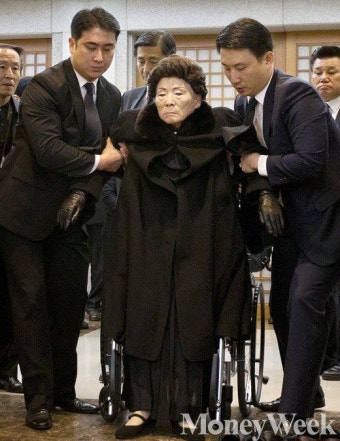 [MW사진] YS 빈소 방문 손명순 여사, '다리에 힘풀려...'