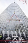 [MW사진] 롯데월드타워 123층 상량식 거행, 힘차게 올라가는 대들보