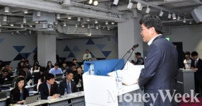 [MW사진] 취재진 앞에 선 문창기 이디야커피 회장