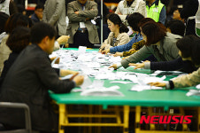 새누리당 몰표 논란 진주 수곡면 사전투표, 선관위 담당자 실수, 재검표하겠다