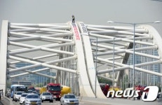 [이슈 더하기] 고공농성 올해만 세번째, 왜 양화대교인가?