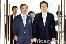 [MW사진] 호암상 시상식, 황교안 총리 권오현 부회장과 함께 입장