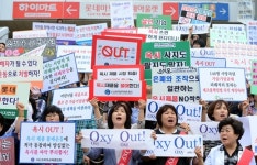 소비자단체 “롯데마트, 옥시 제품 판매 당장 중단해야”
