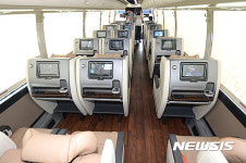 프리미엄 고속버스, 추석부터 서울~부산·광주 달린다… 우등의 1.3배 요금에 충전기도 비치