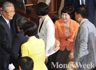 [MW사진] 교섭단체 대표 연설, 미소 머금고 퇴장하는 김종인