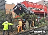 용인 교통사고, 승용차 전복으로 4명 중상…빗길 안전운전 요령은