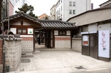 북촌 ‘서울 공공한옥’, 새 문패 달고 관광객 맞이