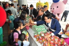 농협중앙회, 서울역 달걀·사과·우유 나눔행사… 농·축산물 소비촉진 캠페인