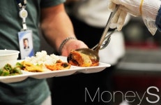 [머니S포토] 김영란법 후 달라진 풍경, 더치페이 또는 구내식당 고~