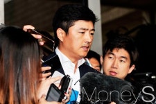 [머니S포토] 취재진 질의 받는 고영태 상무