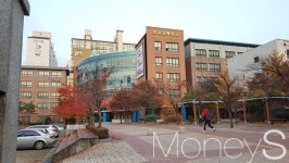 [머니S포토] 2017 수능 바람을 가르며