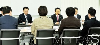 [머니S포토] 과잉의전 논란 황교안 총리, 서민들 만나다