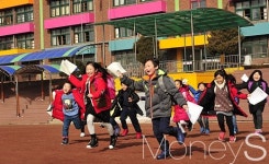 [머니S포토] 야호! 겨울방학이다~