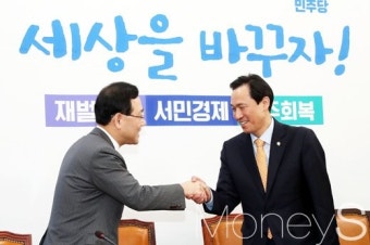 [머니S포토] 개혁보수신당-더불어민주당 첫 회동, '악수 나누는 원내대표들'
