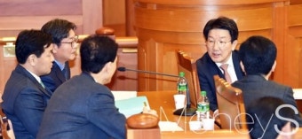 [머니S포토] 탄핵심판 2차 변론기일, '논의하는 권성동'