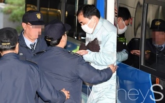 [머니S포토] 호송차에서 내리는 김종 전 차관