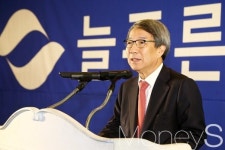 [머니S포토] 늘푸른한국당 창당, 축사 전하는 정운찬