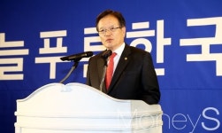 [머니S포토] 늘푸른한국당 창당, 축사 전하는 정의화