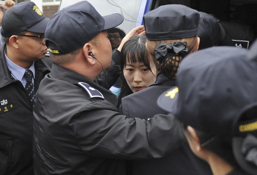 25년째 수감한 아버지 살해 혐의 김신혜, 무죄 선고 후 석방