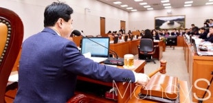 [머니S포토] 여당 불참가운데 탕!탕!탕!, 의사봉 두드리며 국회 농해수위 회의 개의 알려...
