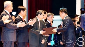 [머니S포토] 제51회 납세자의 날, 포상하는 유일호 부총리