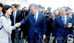 [머니S포토] 문재인, 박원순과 이동하며 시민과 악수