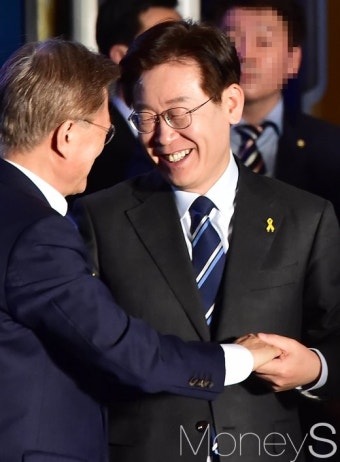 [머니S포토] 당선유력 문재인, 축하하는 이재명