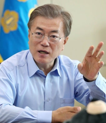 문재인 대통령, 저커버그에 페이스북 답신… “조만간 만나자”